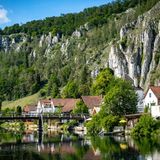 Altmühlsee an steilen Bergen mit einigen Häusern