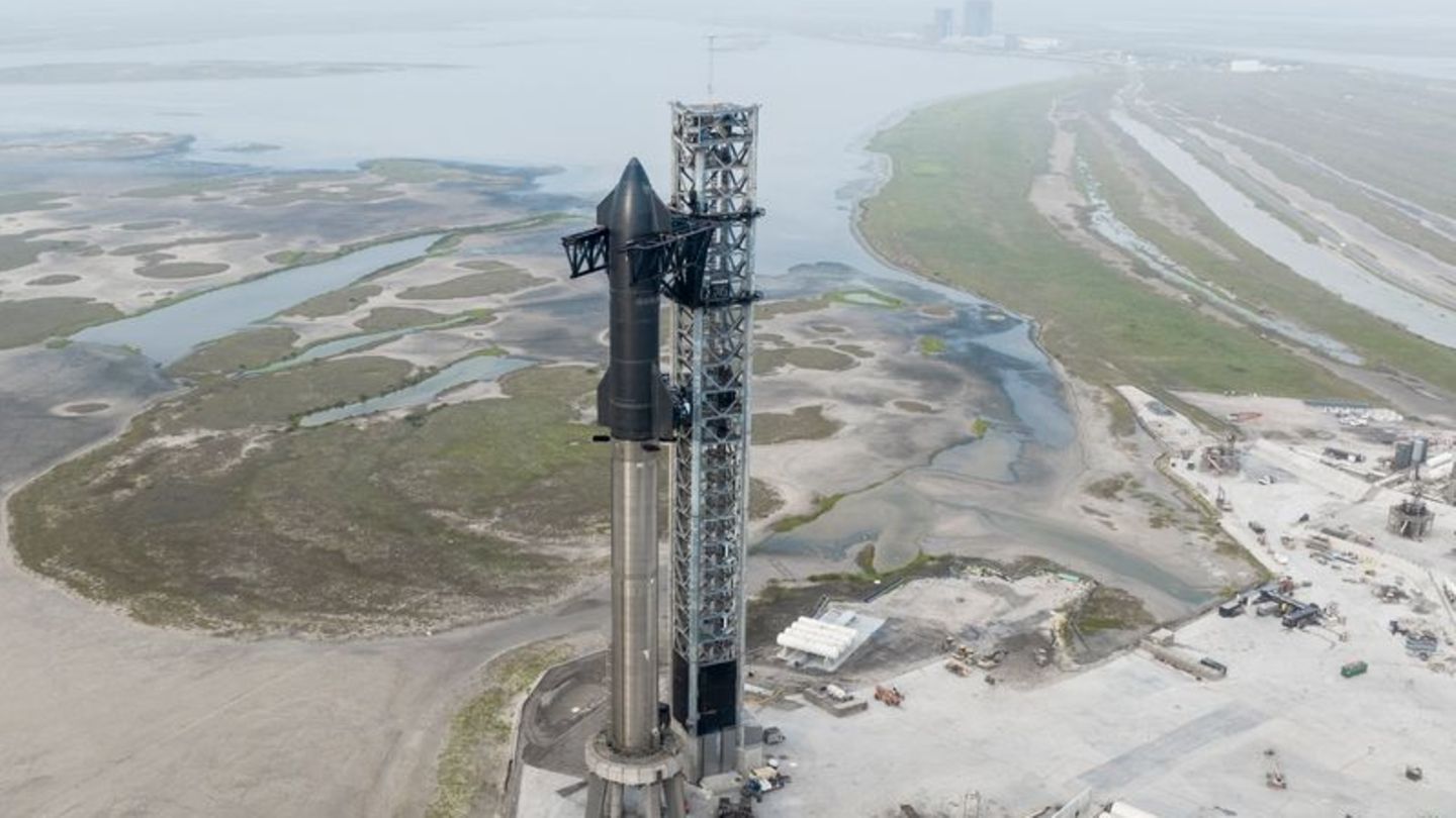 Starship-Rakete steht in Startposition