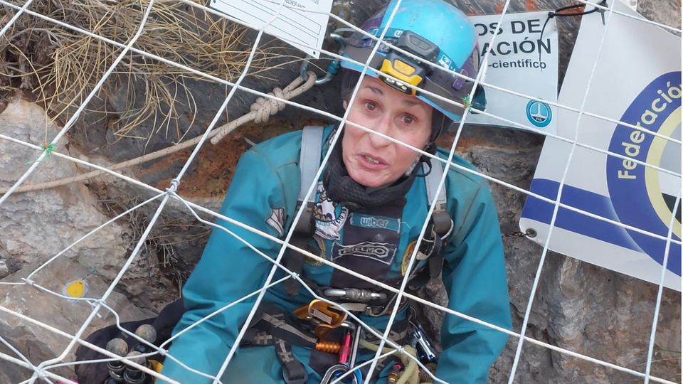 Beatriz Flamini kommt aus der Höhle Beatriz Flamini kommt aus der Höhle
