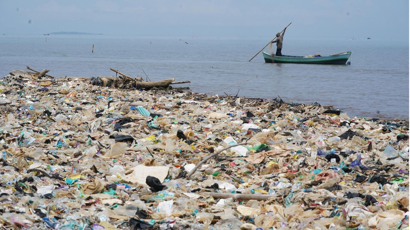Berge an Plastikmüll am Meer