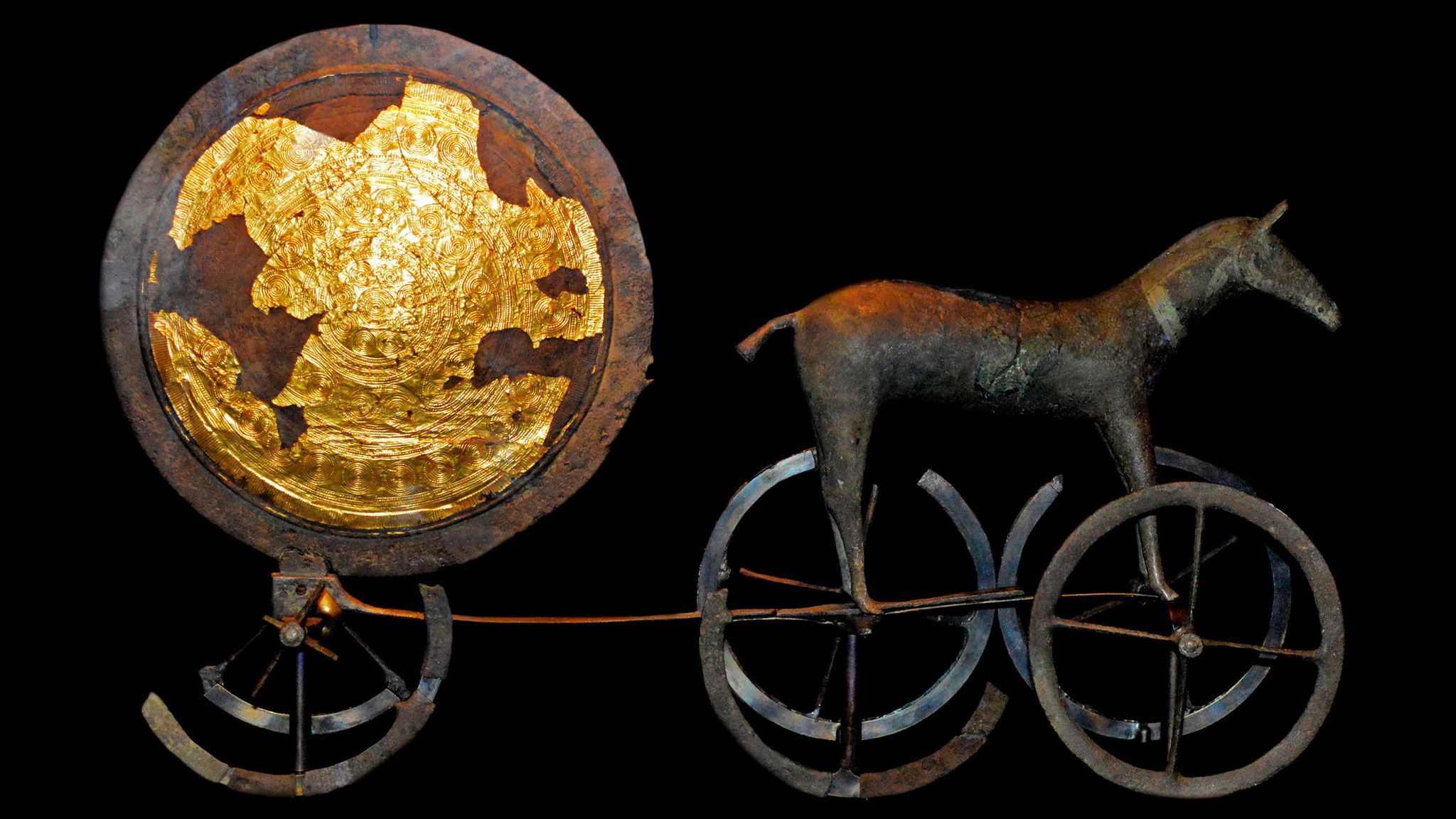 Räder hatten oft auch eine mythologische Bedeutung: Der Sonnenwagen von Trundholm, geschaffen um 1400 v. Chr. aus Gold und Bronze, symbolisiert die ewige Reise der Sonne über den Himmel, das Wechselspiel zwischen Tag und Nacht