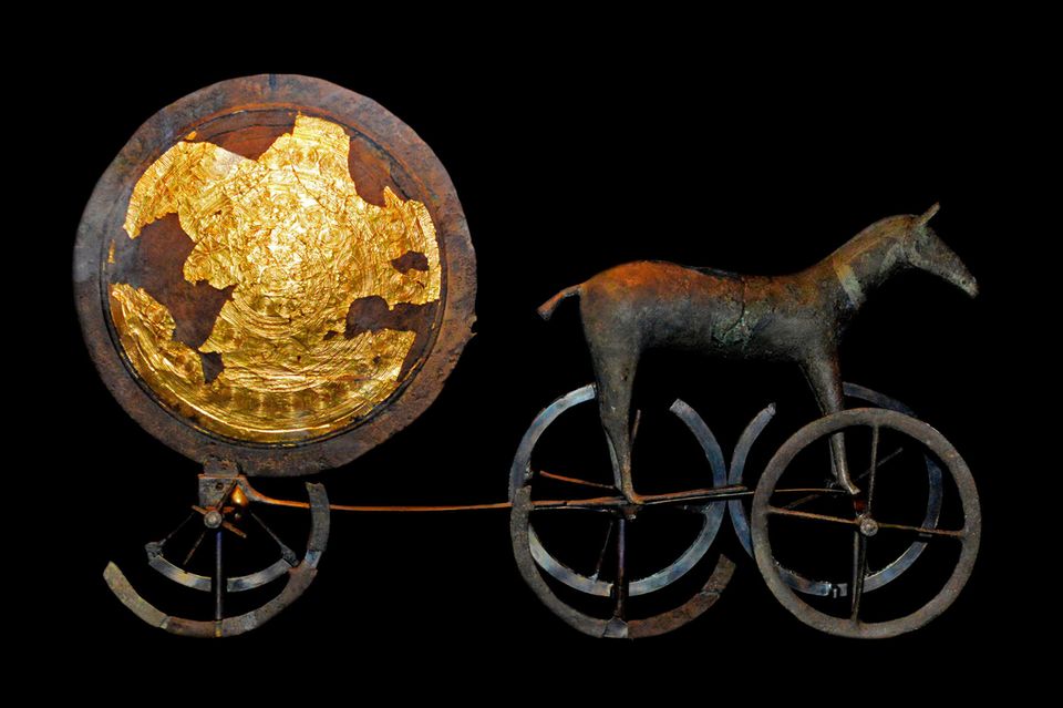 Räder hatten oft auch eine mythologische Bedeutung: Der Sonnenwagen von Trundholm, geschaffen um 1400 v. Chr. aus Gold und Bronze, symbolisiert die ewige Reise der Sonne über den Himmel, das Wechselspiel zwischen Tag und Nacht