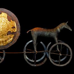 Räder hatten oft auch eine mythologische Bedeutung: Der Sonnenwagen von Trundholm, geschaffen um 1400 v. Chr. aus Gold und Bronze, symbolisiert die ewige Reise der Sonne über den Himmel, das Wechselspiel zwischen Tag und Nacht