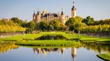 Schweriner Schloss spiegelt sich im See