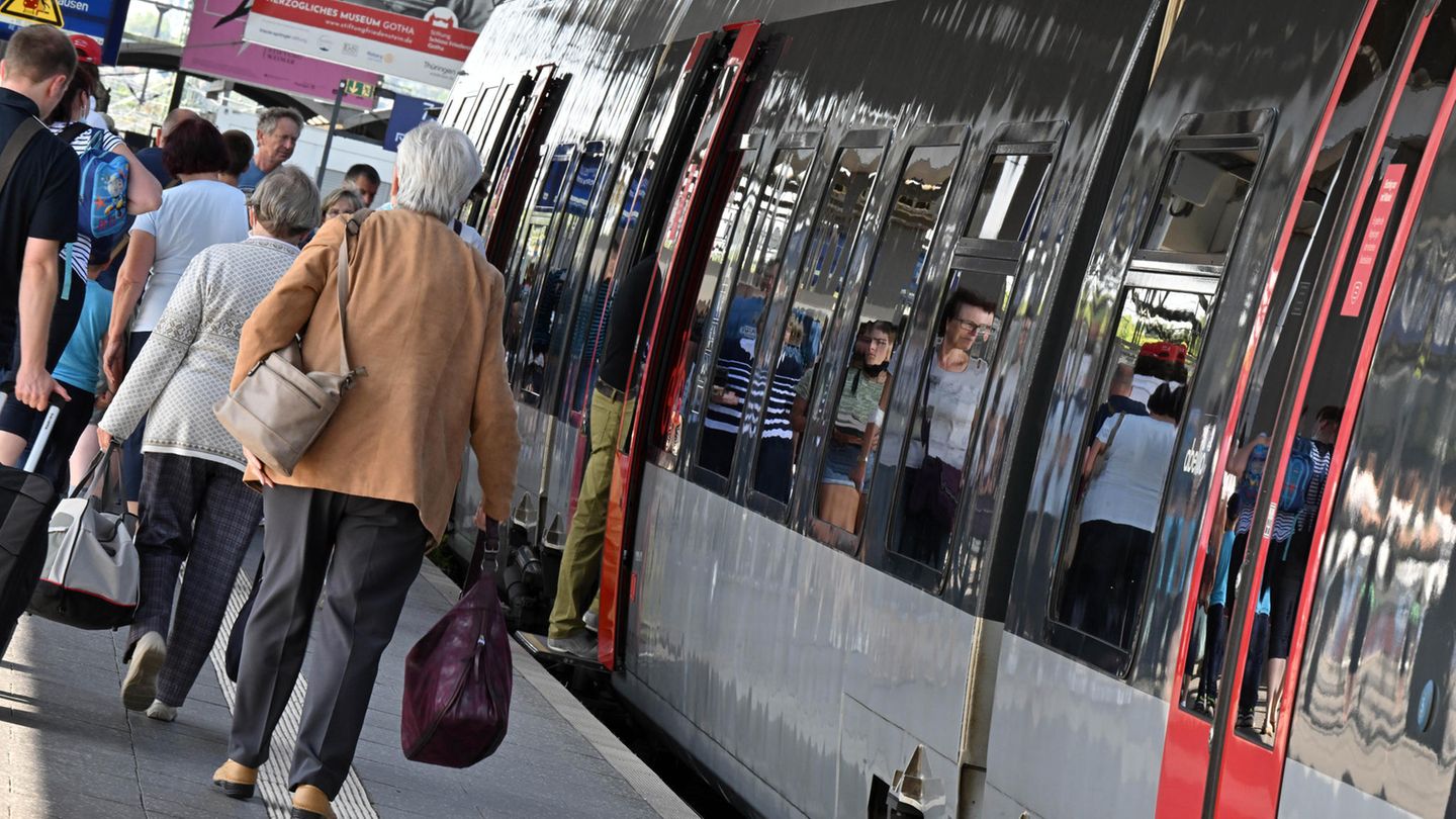 Verbraucherschützer befürchten Nachteile für Reisende, die das Deutschlandticket mit Fernferkehrstickets kombinieren
