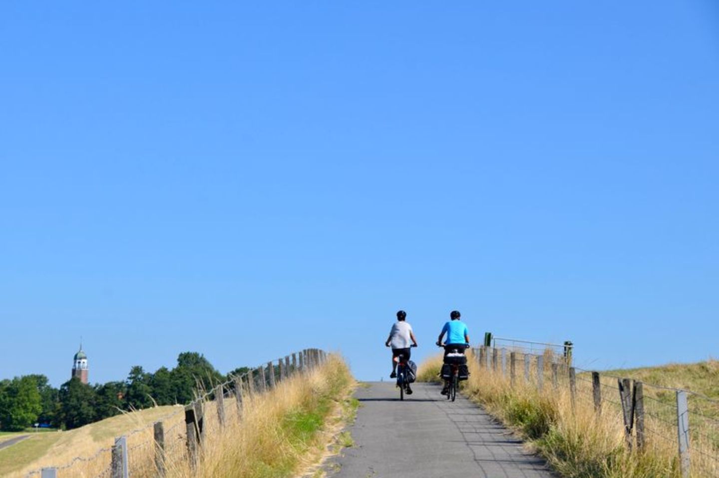 Zwei Radfahrer radeln über die Dollard-Route