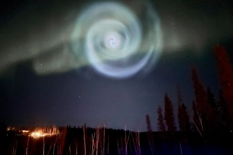 Hellblaue Leuchtspirale am Nachthimmel von Alaska