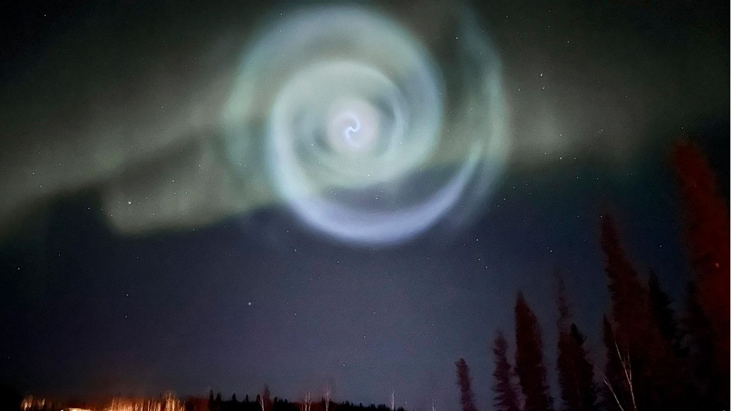 Hellblaue Leuchtspirale am Nachthimmel von Alaska