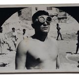 Eine alte Fotografie eines Mannes an einem Strand