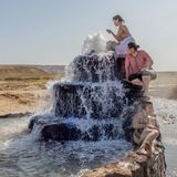 Drei Frauen sitzen in einer heißen Quelle