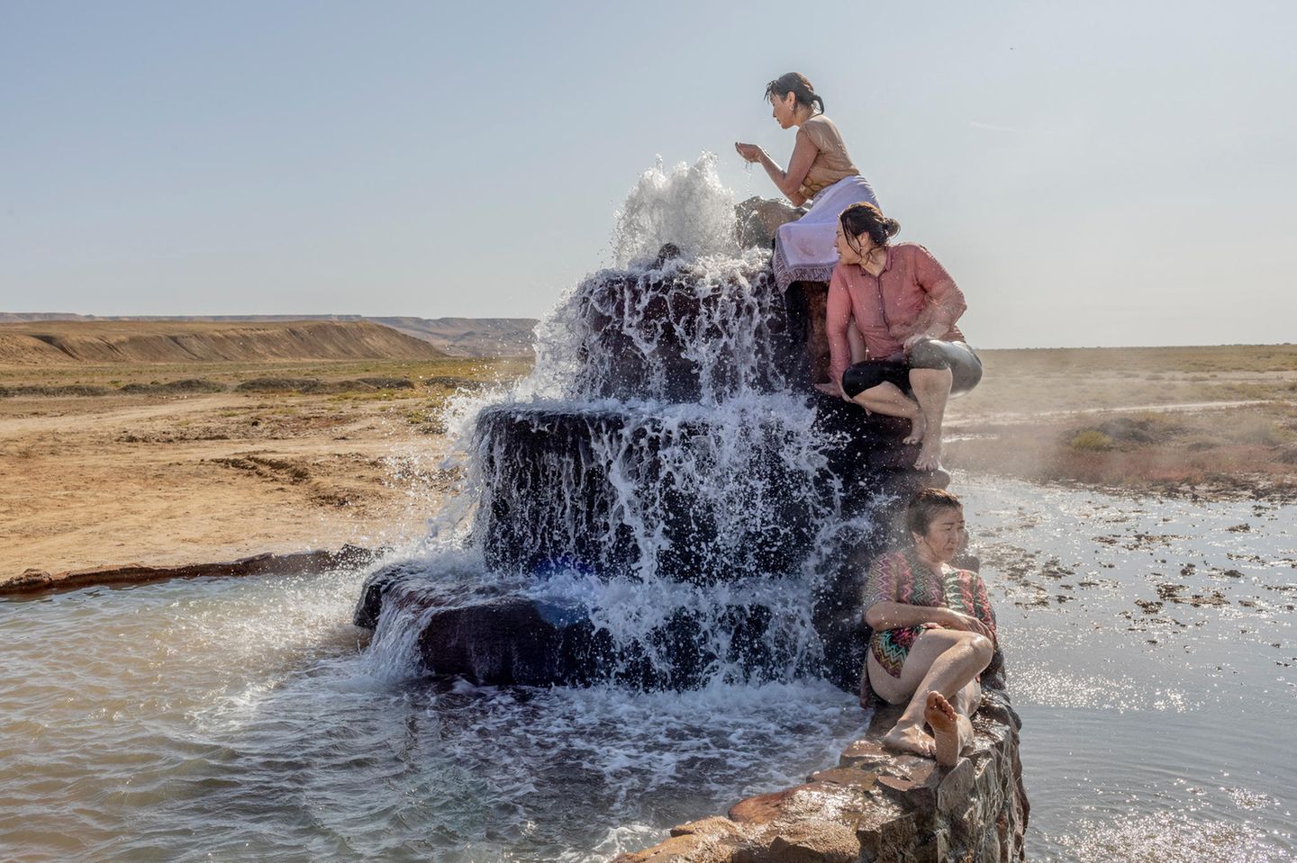 Preis für Langzeitprojekte: "Battered Waters" von Anush Babajanyan Drei Frauen sitzen in einer heißen Quelle
