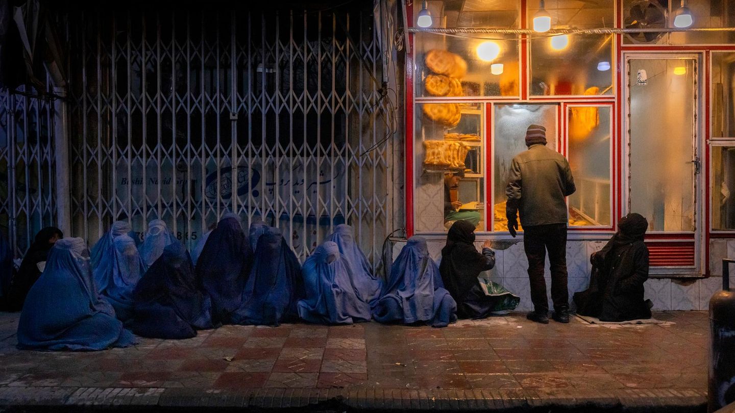 Geschichte des Jahres: "The Price of Peace in Afghanistan" von Mads Nissen Vor einer Bäckerei sitzen Frauen und Kinder auf dem Boden und betteln um Brot
