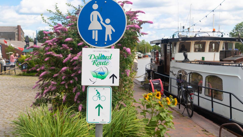 Alter Hafen von Weener mit Schild der Dollard-Route Alter Hafen von Weener mit Schild der Dollard-Route