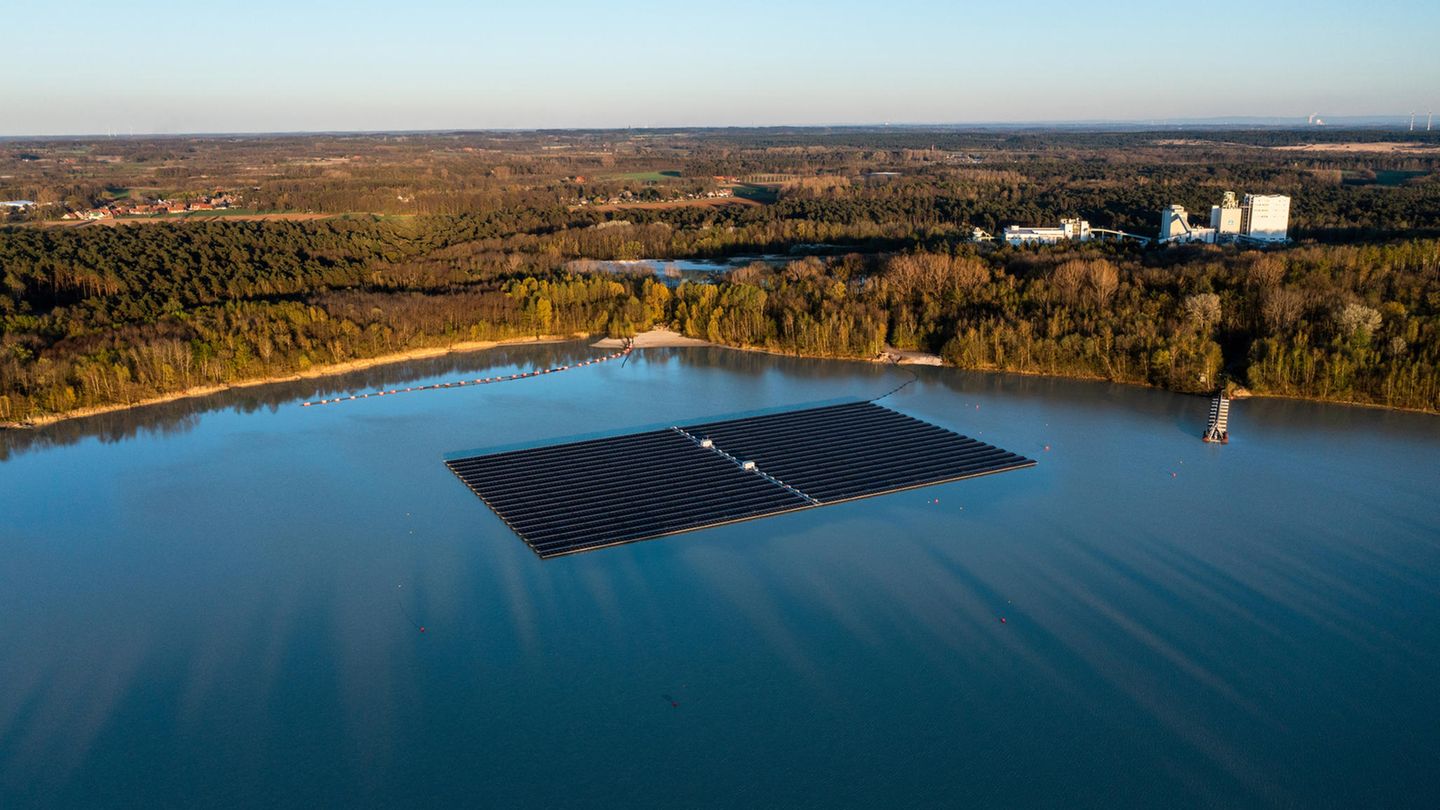 Auf einem See schwimmende Solaranlage