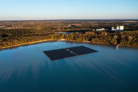 Auf einem See schwimmende Solaranlage