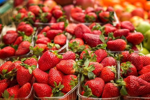Berge an Erdbeeren im Supermarkt