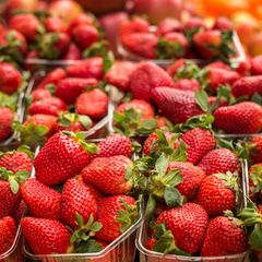 Berge an Erdbeeren im Supermarkt
