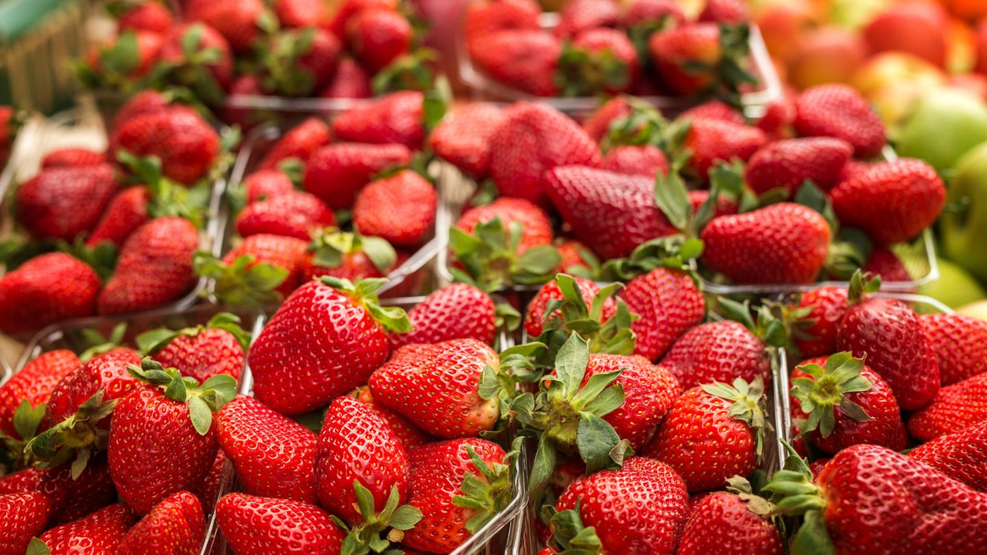 Berge an Erdbeeren im Supermarkt Berge an Erdbeeren im Supermarkt