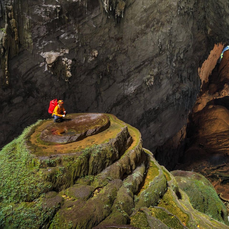 Höhle, in die von oben Licht einfällt