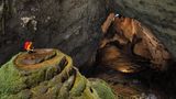 Höhle, in die von oben Licht einfällt
