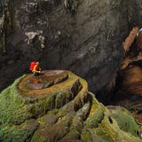 Höhle, in die von oben Licht einfällt