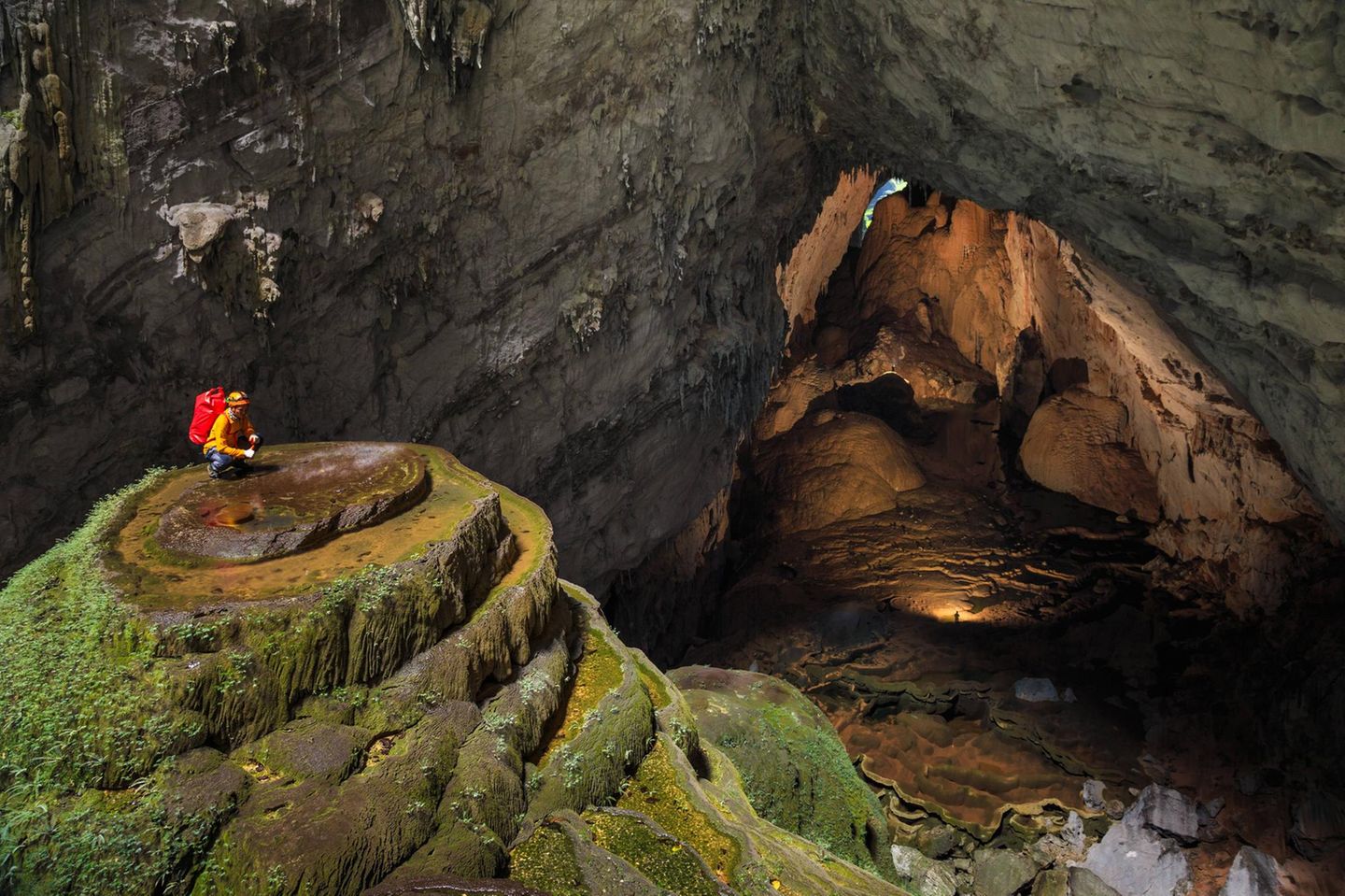 Höhle, in die von oben Licht einfällt