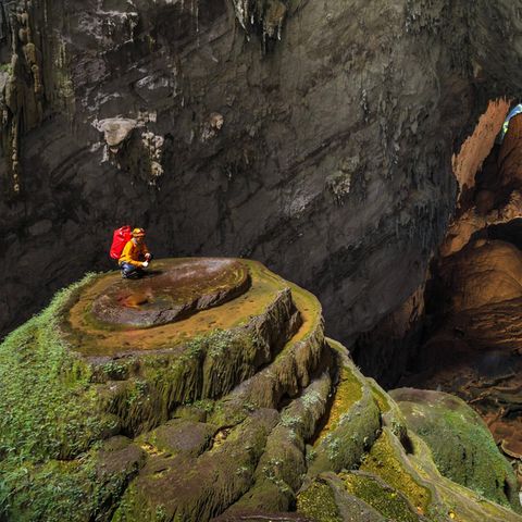 Höhle, in die von oben Licht einfällt