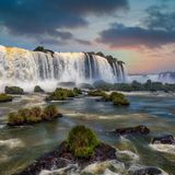 Blick auf die Iguazú-Wasserfälle bei Sonnenschein