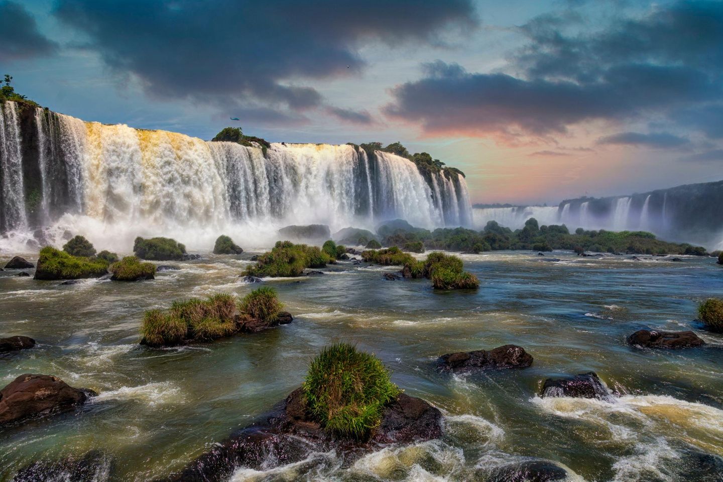 Blick auf die Iguazú-Wasserfälle bei Sonnenschein