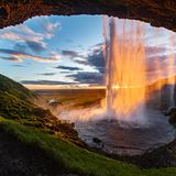 Sonnenuntergang am Wasserfall, der von hinten gesehen wird