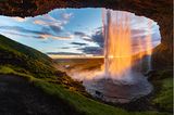 Sonnenuntergang am Wasserfall, der von hinten gesehen wird