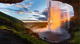 Sonnenuntergang am Wasserfall, der von hinten gesehen wird