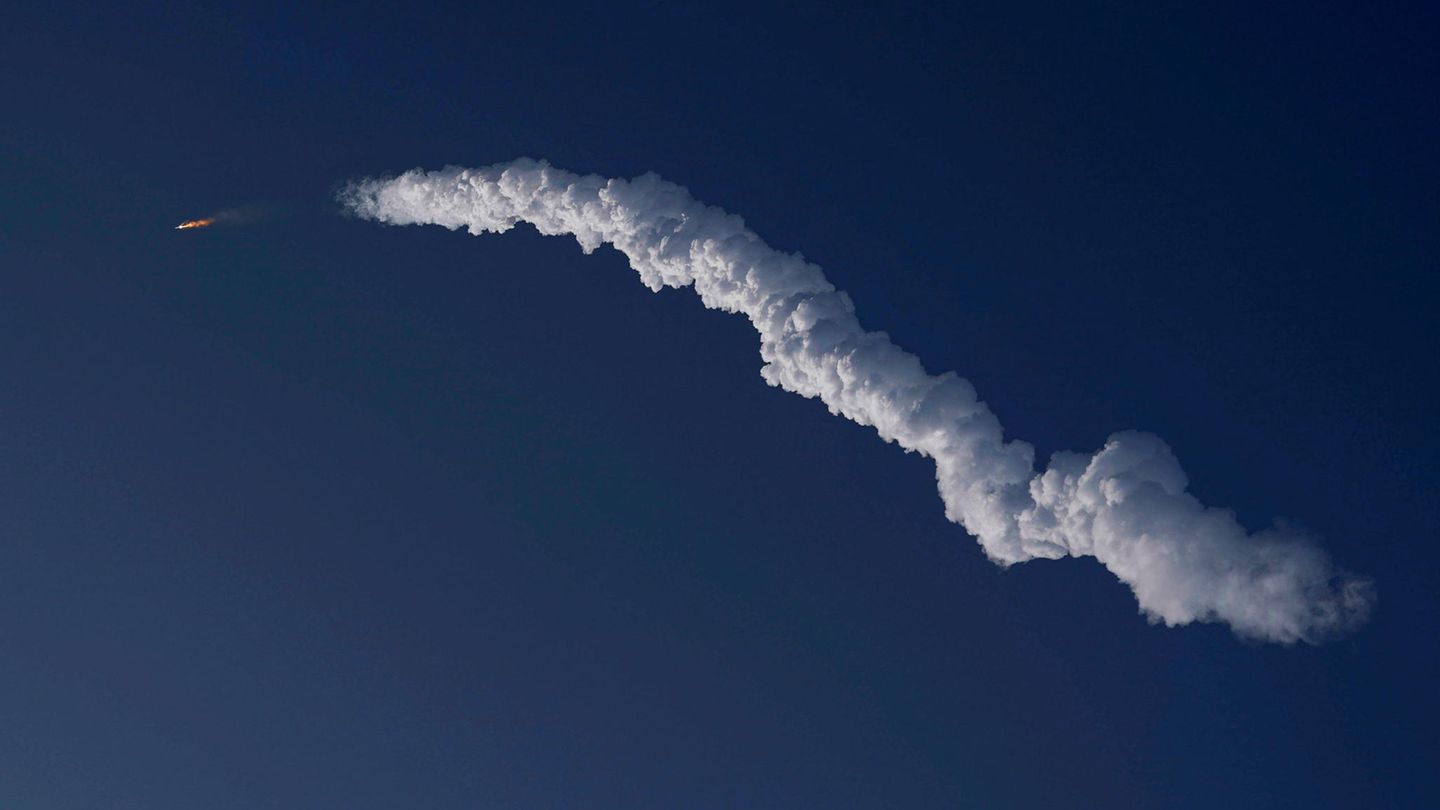 Starship-Rakete ist im Himmel zu sehen