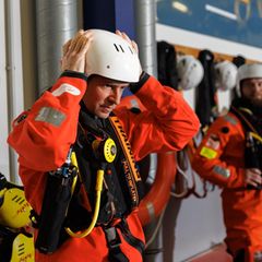 GEO-Reporter Lars Abromeit bei den Vorbereitung zur Notlandung mit dem Hubschrauber: Die Teilnehmer tragen Rettungswesten, an denen kleine Pressluftflaschen befestigt sind: Sie geben im Notfall Luft für rund zwei Minuten 