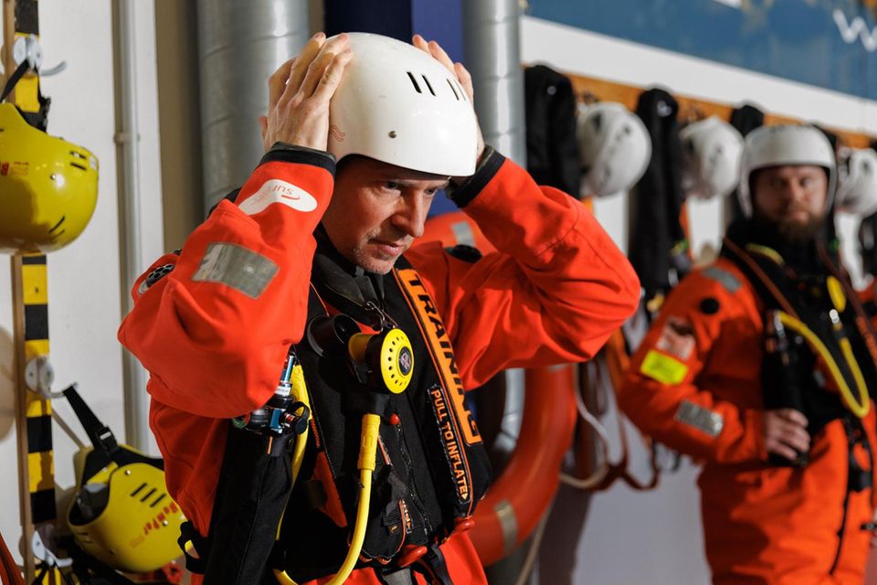 GEO-Reporter Lars Abromeit bei den Vorbereitung zur Notlandung mit dem Hubschrauber: Die Teilnehmer tragen Rettungswesten, an denen kleine Pressluftflaschen befestigt sind: Sie geben im Notfall Luft für rund zwei Minuten  1.4993