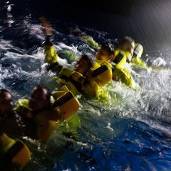 Wie überlebt, wenn man auf hoher See bei Sturm über Bord gehen sollte? In Bremerhaven probt GEO-Autor Lars Abromeit (in der Bildmitte) einen Notfall bei Nacht: mit Wellenmaschinen, Blitzen und Donner