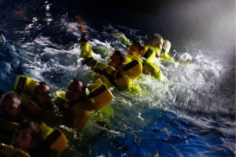 Wie überlebt man, wenn man auf hoher See bei Sturm über Bord gehen sollte? Beim "Sea Survival Training" in Bremerhaven simulieren die Ausbilder einen Notfall bei Nacht: mit Wellenmaschinen, Blitzen und Donner