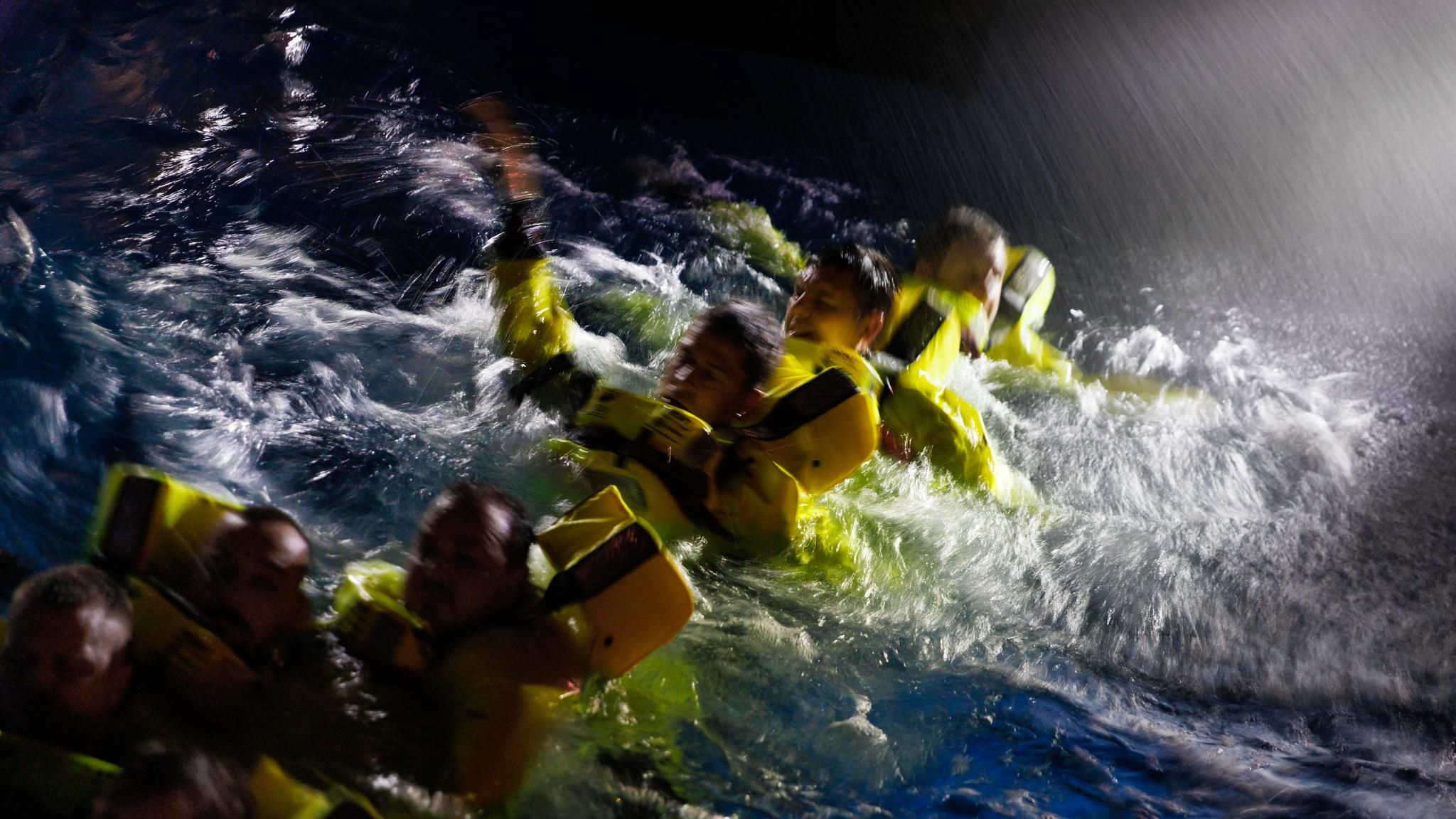 Wie überlebt, wenn man auf hoher See bei Sturm über Bord gehen sollte? In Bremerhaven probt GEO-Autor Lars Abromeit (in der Bildmitte) einen Notfall bei Nacht: mit Wellenmaschinen, Blitzen und Donner
