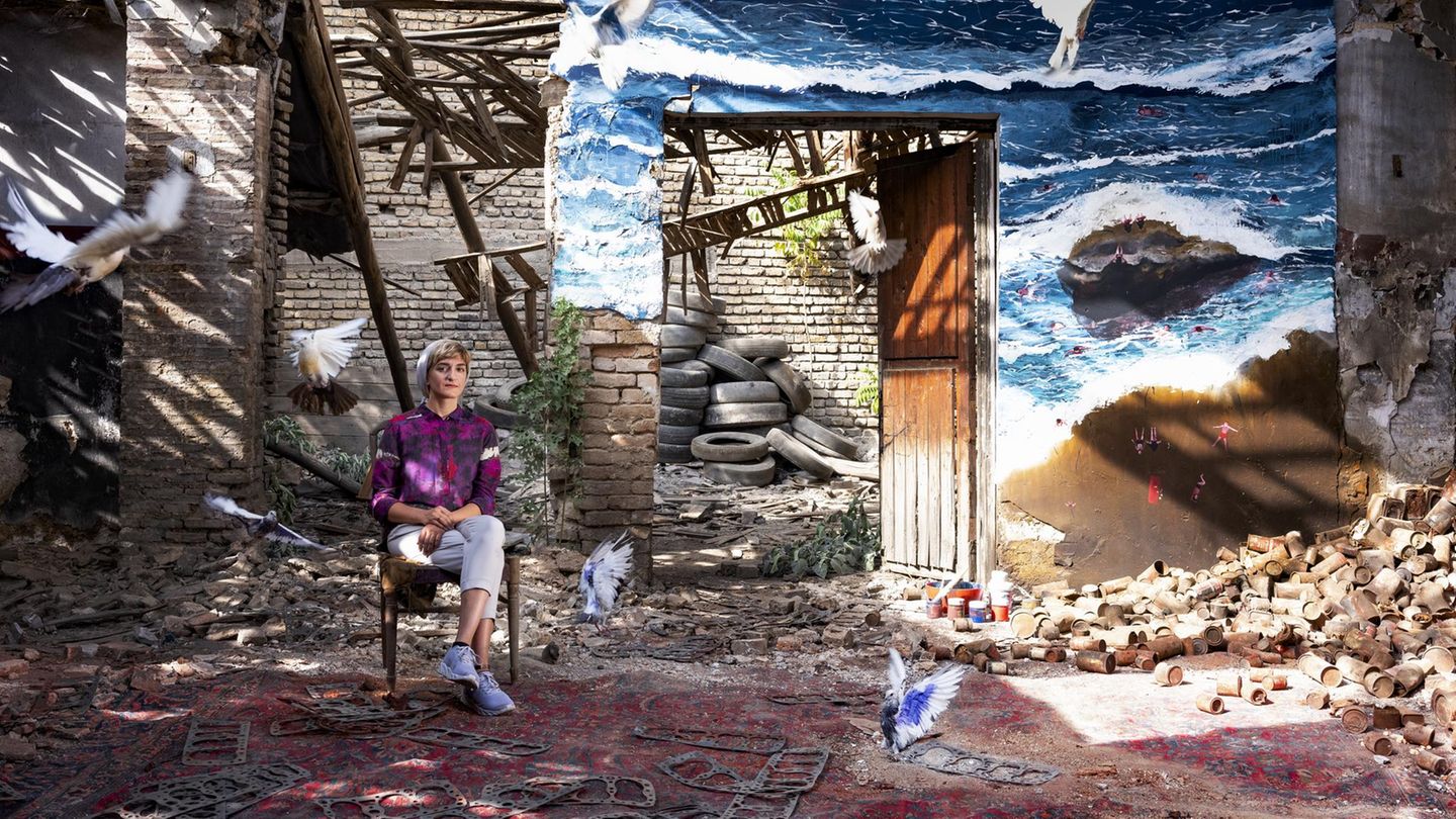 Es ist, als wäre das Rauschen der Wellen zu hören, als würden sie alles Alte davonspülen, sommerfrisch und kraftvoll. Die Künstlerin Najme Kazazi hat sie an die Wand einer alten Garage im Zentrum von Teheran gemalt. Die Kunst, so sagt die Malerin, habe ihrem Leben eine völlig neue Richtung gegeben, ja sie gerettet. Und so scheint ihr Werk auch an diesen Ort neues Leben zu bringen: Seit 1979 steht das Gebäude leer, seit die Geistlichkeit im Land die Macht übernahm und die Islamische Republik Iran ausrief. Einzig das Flattern und das Gurren der Tauben erfüllen noch den Raum. Sie gehören einem Mann, der darüber wacht, dass andere die jahrzehntealte Ruine nicht für sich einnehmen