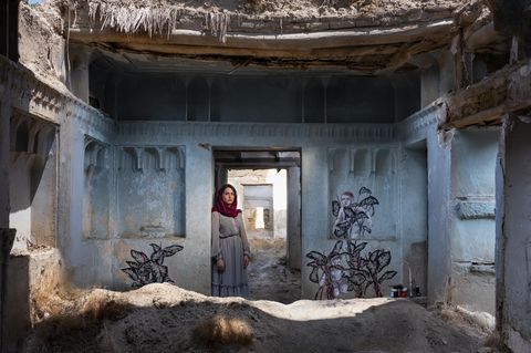 Pooneh Oshidari, geboren 1984 in Teheran  Das Haus mitten in Teheran ist rund 150 Jahre alt. Doch seit 40 Jahren steht es verlassen da, verfällt. Nur der Zierrat an den Mauern lässt noch erahnen, wie schön es einmal gewesen sein muss. Der Besitzer hat das Land verlassen und in den USA ein neues Leben angefangen. Nun hat die Künstlerin Pooneh Oshidari auf den blanken Wänden ein Bild der Zuversicht gemalt: Pflanzen recken ihre Blätter in die Höhe, so kraftvoll, dass Kinder auf ihnen klettern können. Allerorten erlebt die Künstlerin, wie Wasserknappheit im Iran die Landschaft verdorren lässt. Und so hat sie die Bedrohung der Umwelt zum Kern ihres Schaffens gemacht