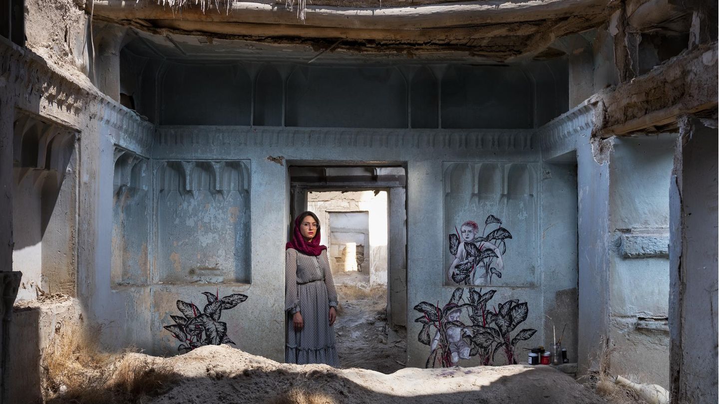 Pooneh Oshidari, geboren 1984 in Teheran Pooneh Oshidari, geboren 1984 in Teheran Das Haus mitten in Teheran ist rund 150 Jahre alt. Doch seit 40 Jahren steht es verlassen da, verfällt. Nur der Zierrat an den Mauern lässt noch erahnen, wie schön es einmal gewesen sein muss. Der Besitzer hat das Land verlassen und in den USA ein neues Leben angefangen. Nun hat die Künstlerin Pooneh Oshidari auf den blanken Wänden ein Bild der Zuversicht gemalt: Pflanzen recken ihre Blätter in die Höhe, so kraftvoll, dass Kinder auf ihnen klettern können. Allerorten erlebt die Künstlerin, wie Wasserknappheit im Iran die Landschaft verdorren lässt. Und so hat sie die Bedrohung der Umwelt zum Kern ihres Schaffens gemacht