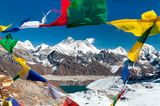 Mount Everest und Wandernde im Schnee