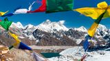 Mount Everest und Wandernde im Schnee
