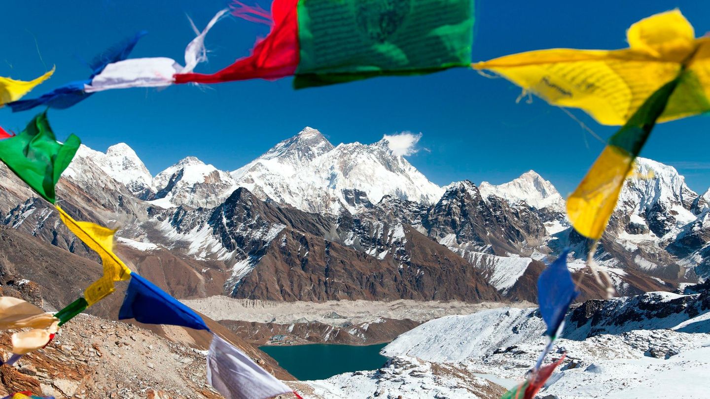 Mount Everest und Wandernde im Schnee
