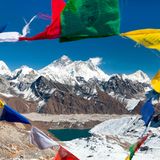 Mount Everest und Wandernde im Schnee
