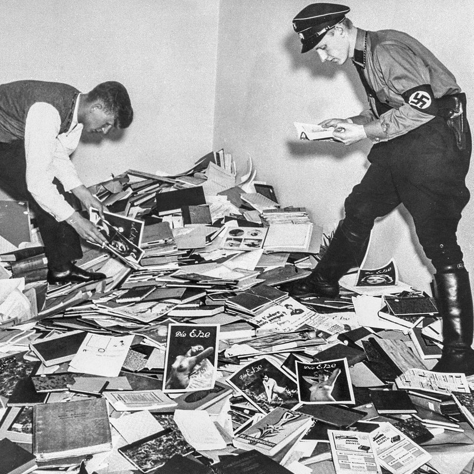 Am 6. Mai 1933 plündern Studenten und SA-Männer das Institut für Sexualwissenschaft in Berlin – um angeblich "pornografische Schriften und Bilder" sicherzustellen
