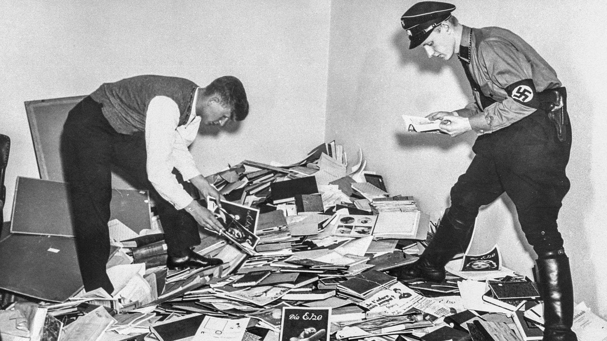 Kriminalisierung: Am 6. Mai 1933 plündern Studenten und SA-Männer das Institut für Sexualwissenschaft in Berlin – um angeblich "pornografische Schriften und Bilder" sicherzustellen Am 6. Mai 1933 plündern Studenten und SA-Männer das Institut für Sexualwissenschaft in Berlin – um angeblich "pornografische Schriften und Bilder" sicherzustellen