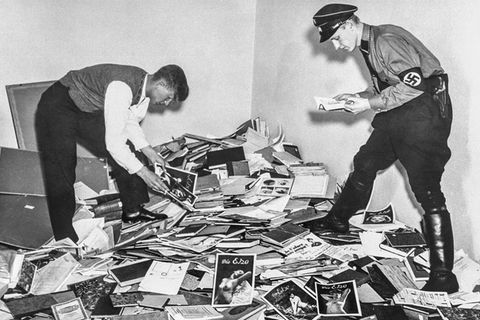 Am 6. Mai 1933 plündern Studenten und SA-Männer das Institut für Sexualwissenschaft in Berlin – um angeblich "pornografische Schriften und Bilder" sicherzustellen