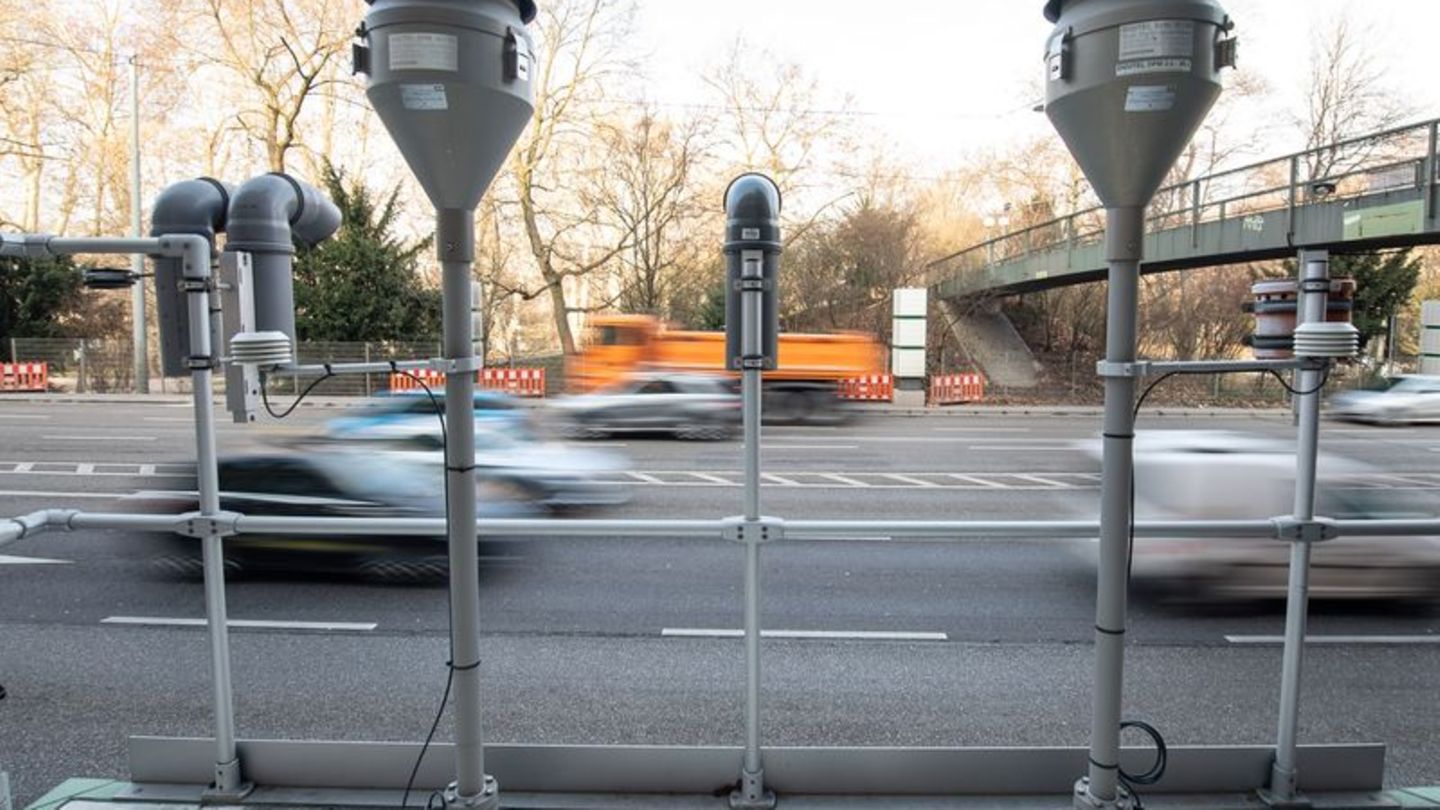 Geräte zur Messung von Feinstaub und Stickoxiden stehen auf der Luftmessstelle "Stuttgart am Neckartor". Foto: Sebastian Gollnow