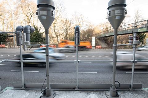 Geräte zur Messung von Feinstaub und Stickoxiden stehen auf der Luftmessstelle "Stuttgart am Neckartor". Foto: Sebastian Gollnow